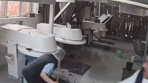 While she was wiping the lower part of the machine, her colleague unintentionally turned on the machine. . Work accident in baku video